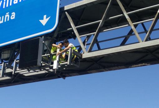 Instalación del equipamiento de apoyo sobre los paneles de la A6