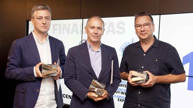 Los ganadores de la decimonovena edición de los Premios de Periodismo de Accenture, de izquierda a derecha: Francisco Jódar, de Muy Interesante, Jose Ramón Alonso en representación de Unai Mezcua, de ABC, y Rufino Contreras, de Computing
