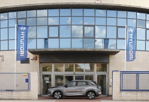 Hyundi Nexo aparcado frente al Centro Nacional del Hidrógeno en Puertollano