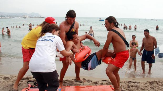 Imagen de archivo de socorristas efectuando un rescate