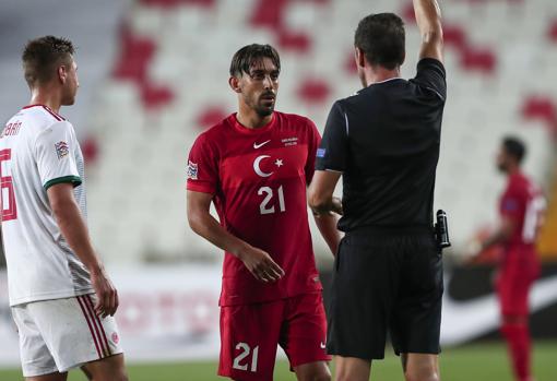L'arrière gauche Max Clark, dans l'orbite de Séville
- Championnat d'Europe de Football 2020 Can Kahveci, avec l'équipe nationale turque