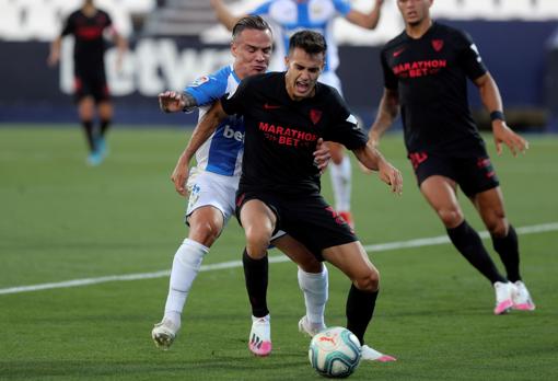 Suivez l'actualité du marché des transferts de Séville
- Championnat d'Europe 2020 Roque Mesa combat un ballon avec Reguilón à Leganés - Séville