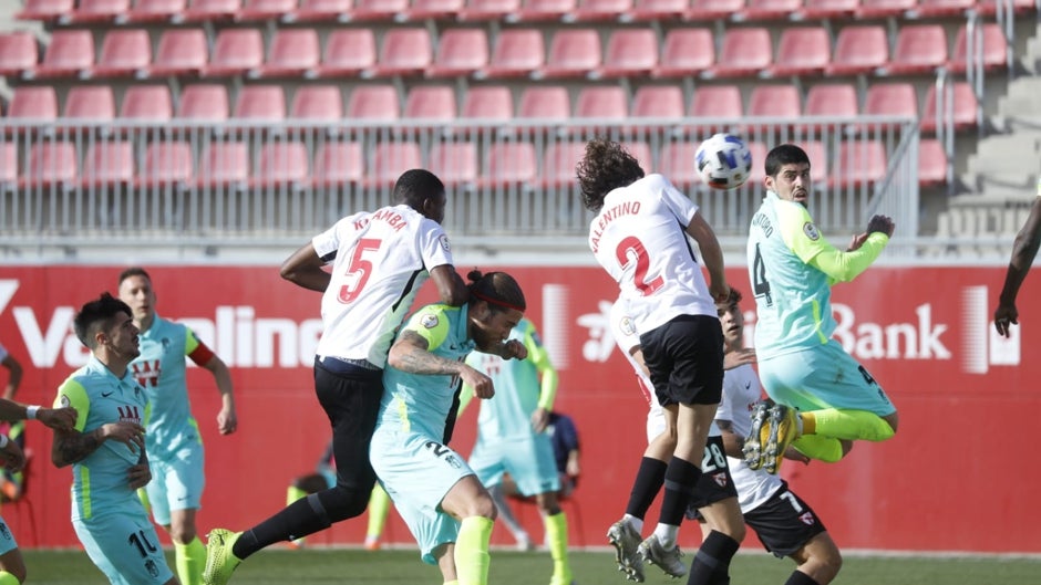 Sevilla Atlético - Recreativo Granada: El filial se aleja del vacío y  vuelve a sonreír (2-0)