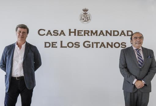 Cayetano Martínez de Irujo y José María Flores, en la casa hermandad de Los Gitanos