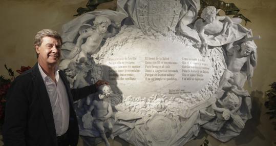 Cayetano, junto a la lápida de su madre, en el santuario de Los Gitanos