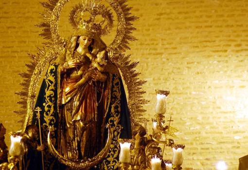 Reina de Todos los Santos con el manto verde