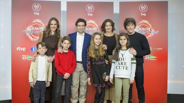 Eva González con los aspirantes y el jurado de «MasterChef»