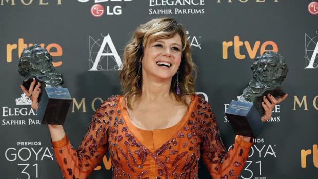Emma Suárez posa con los dos Goya que ganó el pasado año