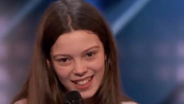La pequeña Courtney, antes de interpretanr «Hard to handle»