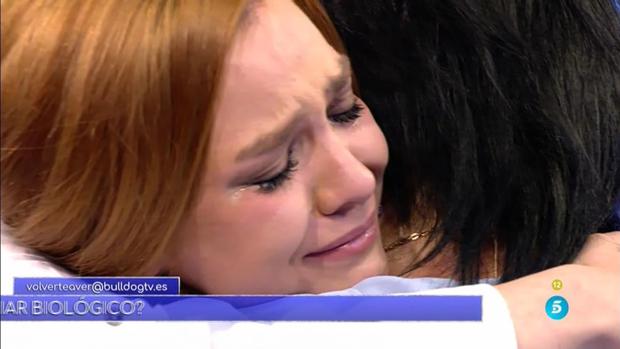 Estefanía, a sus 24 años, conoció a su madre biológica en el plató de «Volverte a ver»