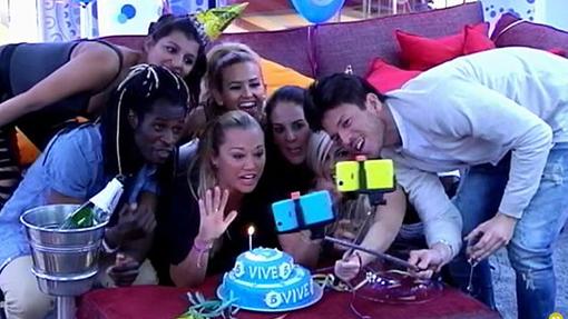 Los concursantes de «GH VIP 3» celebrando una fiesta en la casa