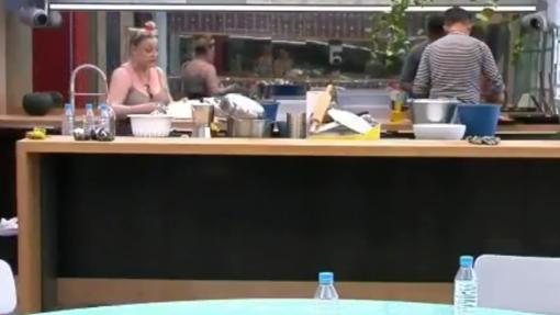 Aramís Fuster, junto a Ángel Garó, lavando los platos
