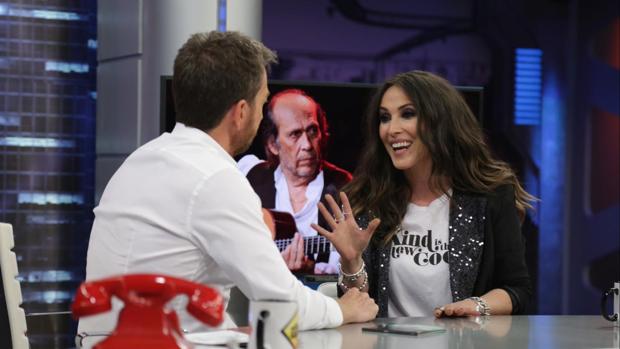Malú, junto a Pablo Motos, en «El hormiguero»