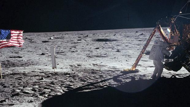 Fotografía de archivo tomada el 20 de julio de 1969 que muestra al astronauta estadounidense Neil Armstrong bajando del módulo lunar del Apolo XI en la superficie de la luna