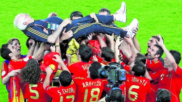 Luis Aragonés, manteado por los jugadores tras ganar la Eurocopa de 2008