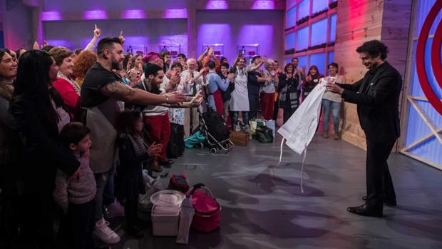 Pepe Rodríguez, con uno de los delantales que dan acceso a «MasterChef 7»