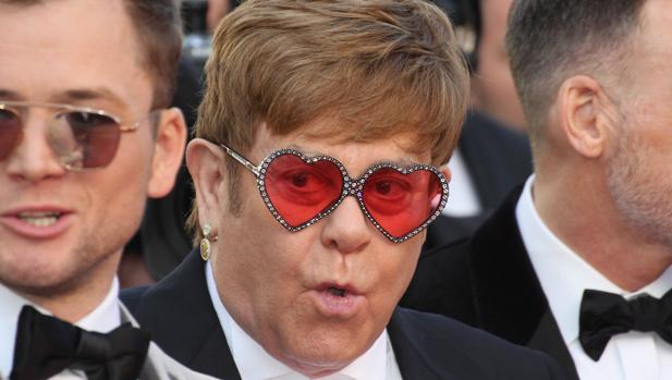 Taron Egerton (en primer plano) escoltado por Elton John, a quien interpreta en «Rocketman», que se ha proyectado en el Festival de Cannes