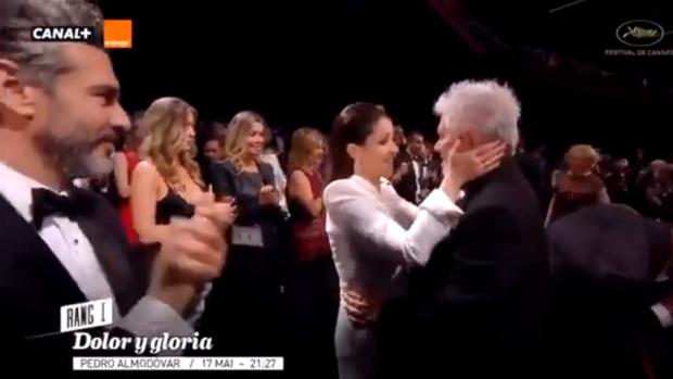 Nora Navas y Pedro Almodóvar se saludan tras el pase de Cannes, un momento que ignoran algunos medios secesionistas
