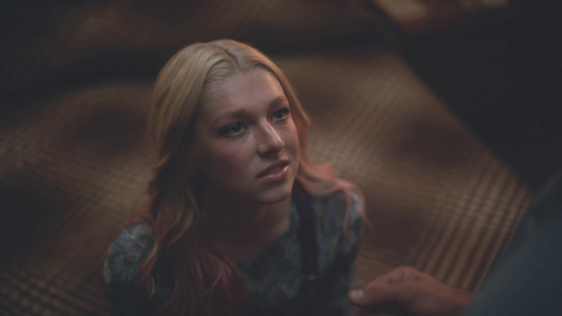 Hunter Schafer interpreta a una joven trans que acaba de llegar a la ciudad