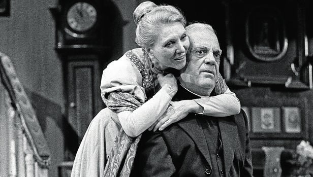 Estreno, en 1985, de la obra de teatro «Candida» de Bernard Shaw en el teatro Lara de Madrid. La actriz Maria Dolores Pradera (i) en el escenario junto al actor Eduardo Fajardo