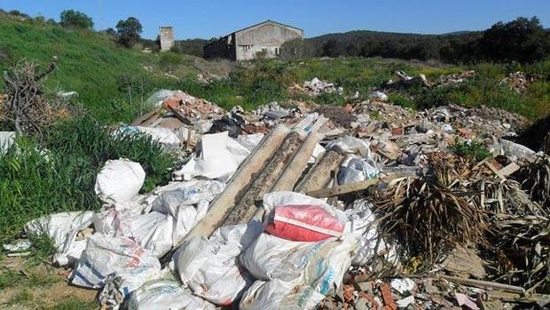 La basura amenaza a la cueva de Los Covachos y a sus prehistóricas