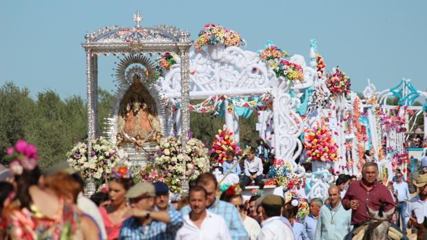 Los romeros disfrutaron ayer de un día soleado en Bollullos de la Mitación
