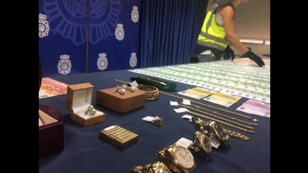 Dinero y joyas requisadas en la operación