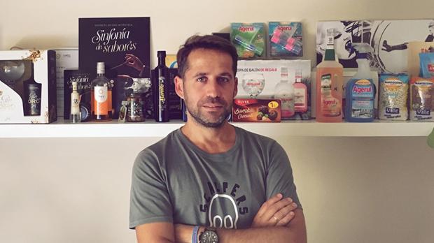 Alfonso Pereira en su estudio junto a los diseños más destacados que él ha creado