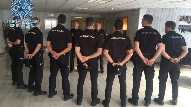 El jefe superior de Policía y el comisario de Dos Hermanas felicitan a los agentes que han intervenido en el caso