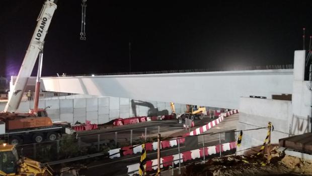 Ya se han colocado las grandes vigas que soportarán la estructura del puente
