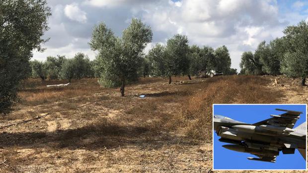 Partes del avión que han caído en la zona de pago de Martinazo, en Arahal, junto a una imagen de un F-16
