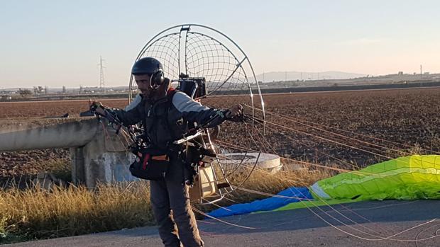 Un grupo de aficionados al mundo del parapente se han ofrecido para colaborar en la búsqueda