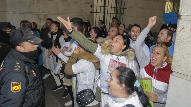 Familiares de las víctimas ante el juzgado durante un careo entre «El pollino» y uno de los acusados