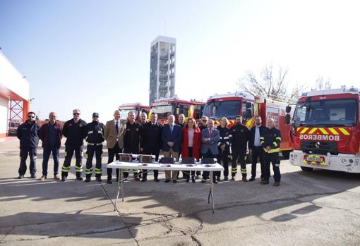 Entrega de los nuevos vehículos de bomberos