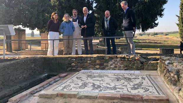 El mosaico con escenas cómicas de pigmeos luchando con grullas, rodeado por un canal por donde discurriría agua corriente