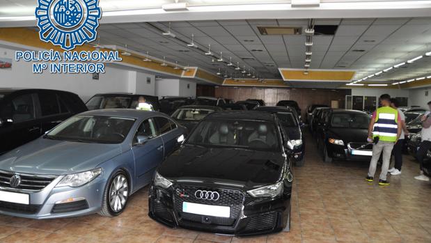 Los investigados adquirían los coches en subastas de vehículos donde podían conseguir hasta 300 coches