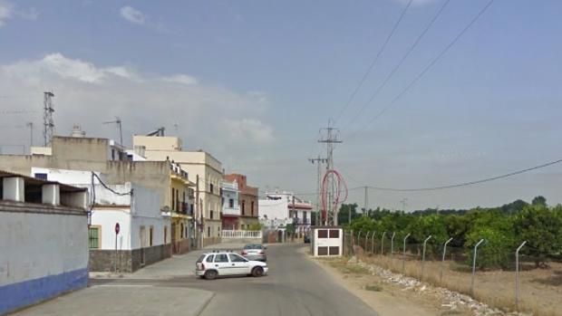 En esta calle de la zona del Aral, fuera de La Algaba, apareció el cuerpo del joven el pasado domingo