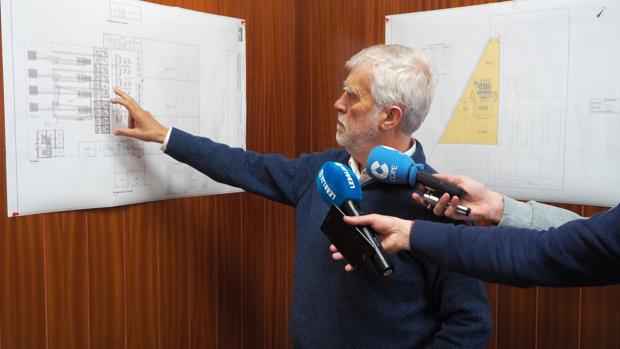 El ingeniero industrial Mariano Orte explica sobre plano los pormenores del proyecto