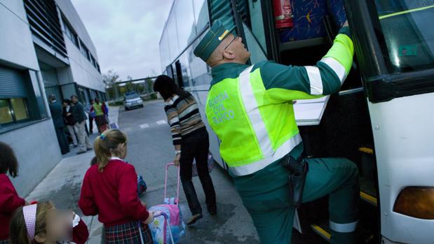 La DGT intensifica desde este lunes la vigilancia del transporte escolar en las carreteras de la provincia