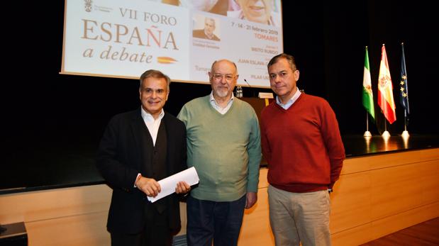El escritor Juan Eslava Galán, el alcalde de Tomares, José Luis Sanz y el moderador del debate, Cristóbal Cervantes (izquierda)