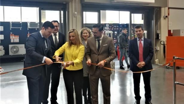 Protocolario corte de la cinta a cargo de la alcaldesa, Ana Isabel Jiménez, y el director general de Bricomart, Antonio Bullido