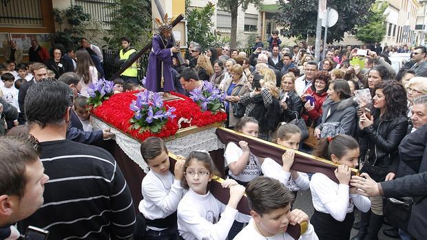 Una procesión escolar de Semana Santa celebrada en un centro educativo de Andalucía