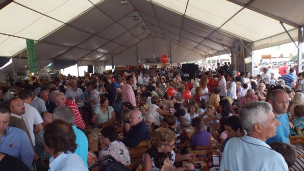 Visitantes en una de las dos carpas que se instalan en el evento de Gines