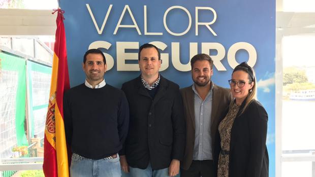 Ismael Núñez, segundo por la derecha. es el candidato del PP a la alcaldía de Utrera