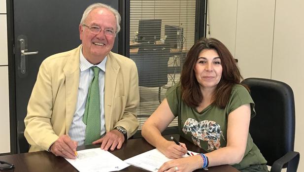 Acto de firma del convenio entre el presidente del Clúster Smart City, Mariano Barroso, y Carmen Gil, delegada de Innovación del Ayuntamiento de Dos Hermanas