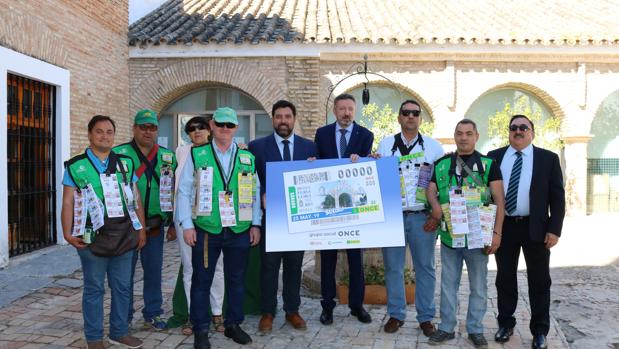 El alcalde de Lora, el delegado de la ONCE en Andalucía, la directora de la organización en Lora y los cuponeros locales
