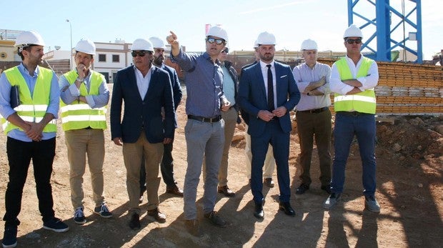 El director general de la Agencia de Educación, Manuel Cortés, ha visitado la obra del colegio