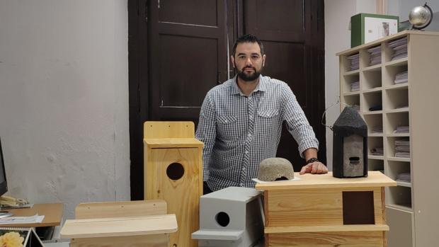 El concejal de Medio Ambiente en Utrera, Carlos Guirao, con las cajas nidos que se van a instalar
