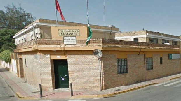 Fachada del colegio de Dos Hermanas que está siendo investigado