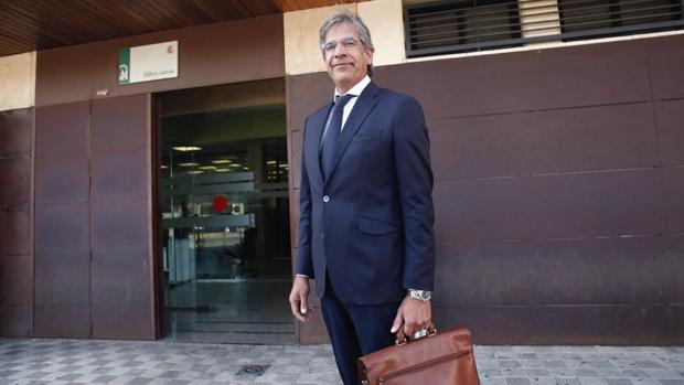El abogado de la acusación particular en la puerta de los juzgados de Dos Hermanas